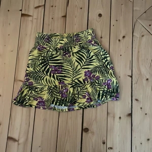 Gul kjol - Jag säljer en gul kjol. Använd ett par gånger.  Säljer den för 120kr i storlek M. Är köpta från Cubus. Leverans sker via frakt.