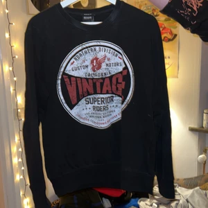 Sweatshirt ;) - Bra skick, köpt på secondhand, aldrig använd :-/