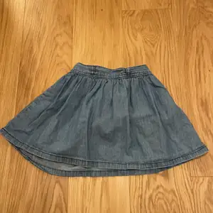 Här är en denim kjol!! Den är så snygg och skön samtidigt! 💗 Den är från ⭐️ KappAhl ⭐️ Den är i storleken 110-116 (5-6 år) men eftersom den är så stretchig kan även passa åldrar över 5-6, den passar min kusin perfekt och hon ska fylla 11! ⚡️