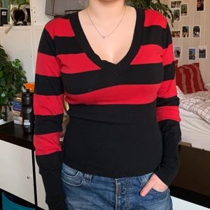 Randig tröja - En röd och svart randig tröja! Världens skönaste och väldigt töjbar. 