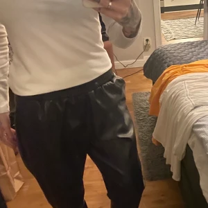 Byxa i PU- material - Supersköna byxor i PU- material som passar både till vardag och fest😀🥳sparsamt använda, säljer pga att de har blivit för stora för mig.