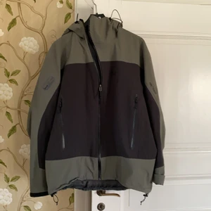  arcteryx jacka herr XL - Väldigt snygg svart-grå Arcteryx jacka, inbyggd RECO lavinsändare. Storlek XL men passar även lite mindre. Skriv bara ifall ni har frågor :)