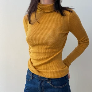 Gul polotröja💛 - En senapsgul polo, som kan stylas bra💛 Ljuset blev inte helt perfekt på bilderna, kontakta för fler bilder. Perfekt skick! KOLLA BIO!💟