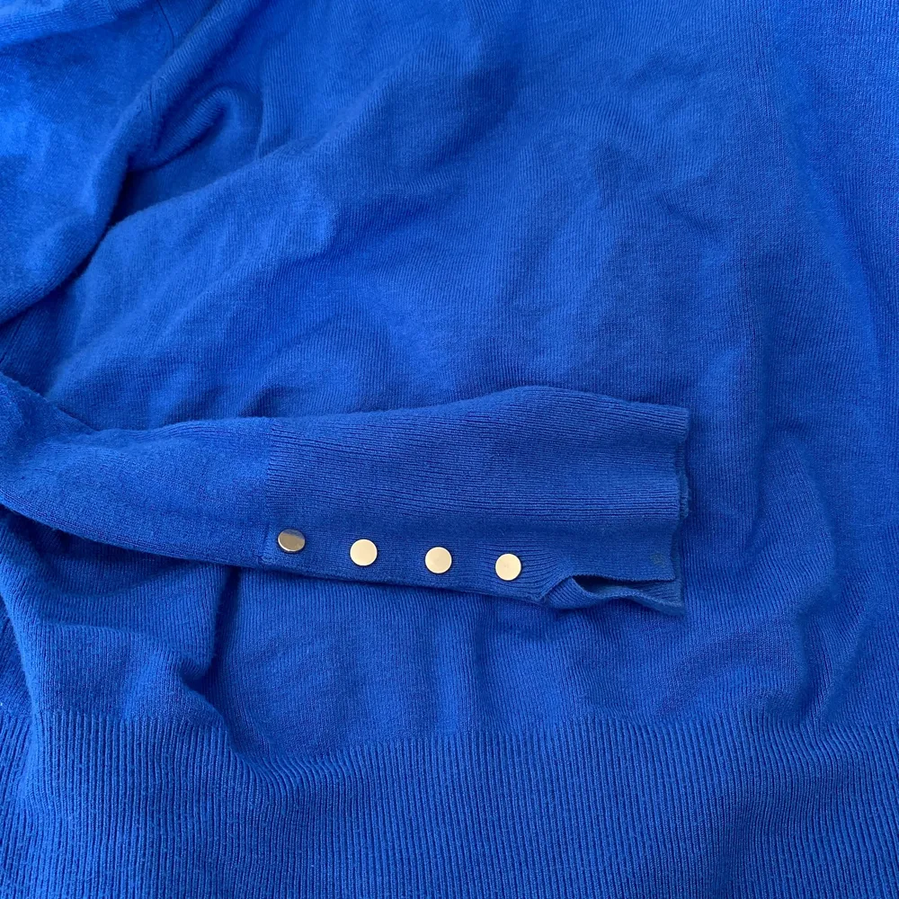 LÅNAD BILD! En fin blå tröja från Zara, storlek M! Fint skick och är använd fåtal gånger. Hör av dig om du är intresserad. Frakt ingår ej i priset! . Tröjor & Koftor.