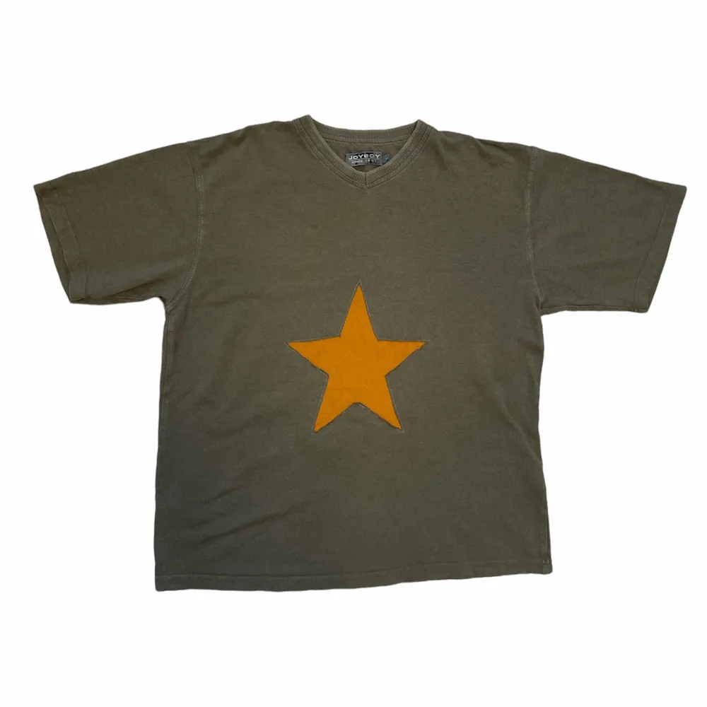 Cool T-shirt! Stjärnan har jag tytt på själv! Använt men fint skick! Säljer pga har brist på pengar 🤪 . T-shirts.