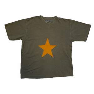 Cool T-shirt! Stjärnan har jag tytt på själv! Använt men fint skick! Säljer pga har brist på pengar 🤪 