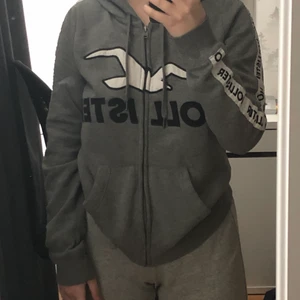 Hollister kofta - Säljer denna fina hollister kofta som ej har kommit till användning, den är superbekväm och varm men känner för att sälja för att den ej heller passar min stil. Priset kan disskuteras!