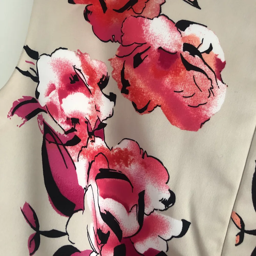 Elegant floral dress in excellent condition. Klänningar.