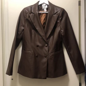 Vintage läderjacka - Super snygg läderjacka som tyvärr inte får så mycket användning hos mig!  Super schysst skick, så gott som ny! Se bild två för mer trogen färg :) kan ta fler om så önskas! Storlek EU 38, frakt ingår ej!