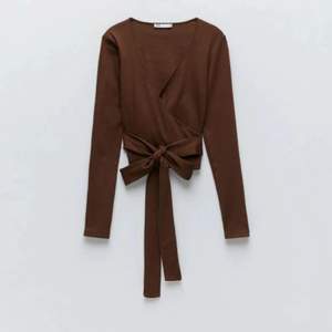 En brun wrap top/knyttopp/omlottopp från Zara! Lite för stor för mig. Jättebra skick 🤎