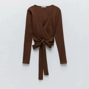 Zara wrap top - En brun wrap top/knyttopp/omlottopp från Zara! Lite för stor för mig. Jättebra skick 🤎