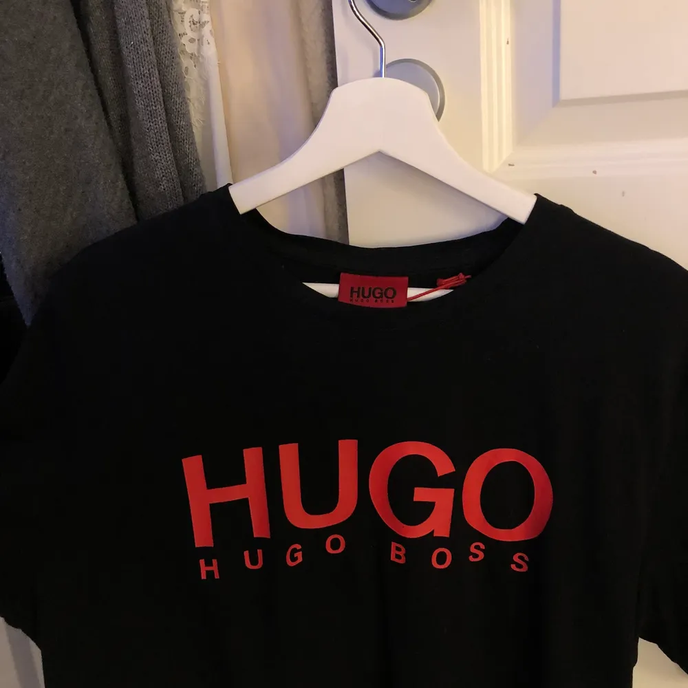 Äkta Hugo boss t-shirt, bra skick använt 2 gånger eftersom den är lite stor för mig! Köpt för 429 kr😌. T-shirts.