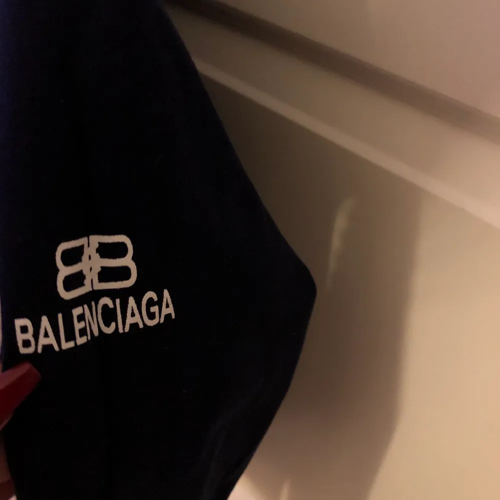 Fejk balenciaga tröja, köpt för 400 kr. Storlek M men passar även S eftersom den är väldigt tajt av sig så passar den inte längre. . Tröjor & Koftor.