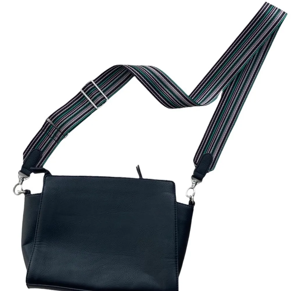 En svart väska köpt från Åhléns + ett avtagbart axelremsband i olika färger. . Väskor.