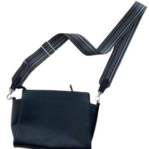 En svart väska köpt från Åhléns + ett avtagbart axelremsband i olika färger. 