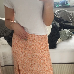 Jätte fin blommig kjol - Super fin sommar kjol som är lång och luftig med ett tunt material