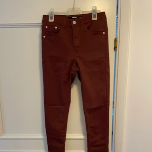 Vinröda jeans - Säljer stretchiga jeans från Bik Bok i storlek XS. Betalning sker via Swish. 