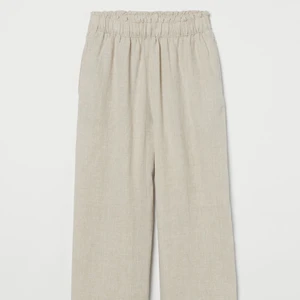 ”Croppad byxa i linne” - Intressekoll. Linnebyxa från H&M i storlek XS som inte säljs längre/är helt slutsålda. Använd någon enstaka gång så likt nyskick!🤍