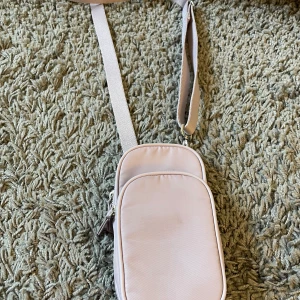 Väska  - Använt 5 gånger, kommer inte till användning. Nypris: 150kr mitt pris: 60kr inklusive frakt😊