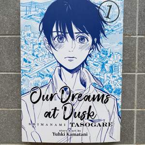 Säljer första volymen av Our Dreams at Dusk. Läst gång och kvaliten är precis som ny! 