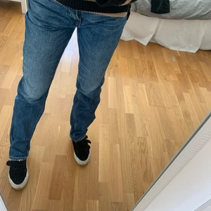 Mörkblåa zara jeans  - Så snygga mörka jeans från zara! Köpta för typ 1,5 år sedan men knappast använda 🙌 stolek 38, men passar mig som vanligtvis har 36, ibland 34🌟säljer för 240kr !frakt INGÅR!!