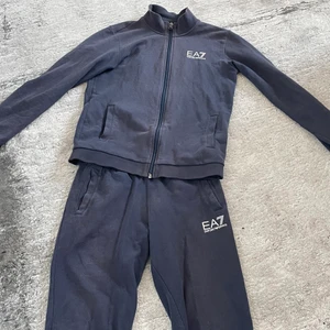 Ea7 traksuit  - Säljer blå  ea7 traksuit då den är begagnad men i bra skick 
