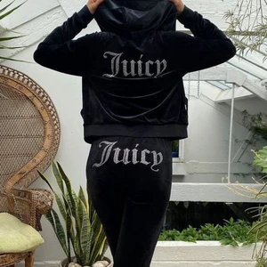 Juicy couture - (Byxorna är sålda) Repostar pågrund över oseriösa köpare. D har aldrig vart använda då prislappen e kvar samt plastet, säljer pågrund över att de inte riktigt e min typ och fick d i prinsent❤️‍🔥