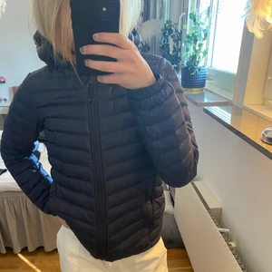 Jacka - Fin tunn jacka från Peak Performance. Köpt för 1300kr, knappt använd.