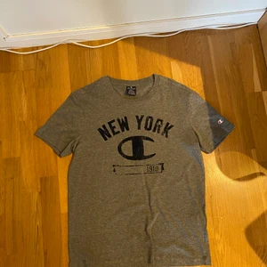 Champion t-shirt - Säljer nu min champion t-shirt i storlek Small. Den är i bra skick. Hör av er vid frågor.