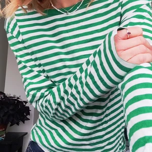 Tröja - Superskön långärmad t-shirt från Monki!!! Passar xs-m