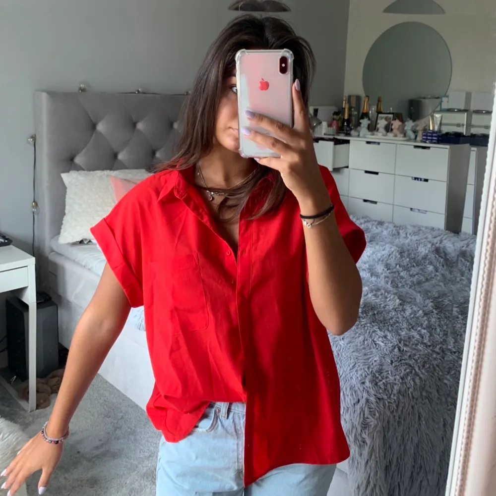 Röd armlös skjorta från mangos kollektion under alla hjärtans dag❤️ storlek L. Kommer inte till användning och därför säljs den. Köp direkt för 70kr + frakt💕. Skjortor.