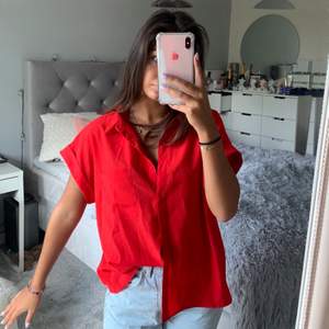Röd armlös skjorta från mangos kollektion under alla hjärtans dag❤️ storlek L. Kommer inte till användning och därför säljs den. Köp direkt för 70kr + frakt💕