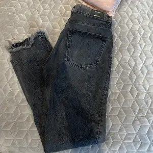 Jeans från Nicki Studios / Gina Tricot i storlek 36. Sparsamt använda. Slitna nedtill. Färgen på jeansen gör sig mest rättvist på bild 1. 