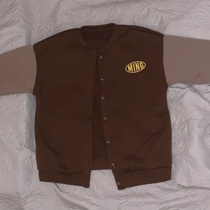 sweatshirt, XS - Brun sweatshirt med storleken XS passade mig perfekt! Har använt den 2-3 gånger. Väldigt fin och varm.