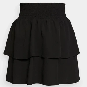 Volang kjol - Jätte snygg och trendig svart kjol köpt på zalando. Perfekt till sommaren. Aldrig använt. Köpt för 299 