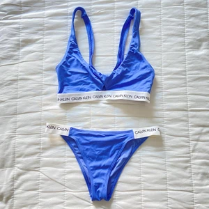 Oanvänd Calvin Klein bikini - Helt oanvänd bikini från Calvin Klein. Nypris 1100kr. (Överdel 650kr, underdel 450kr) Storlek Small i både överdelen och underdelen. #calvinklein #swimwear #sporty #set #bikiniset #bikini 