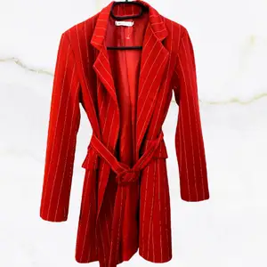 Röd kostymklänning med vita linjer. Har ett avtagbart bälte som även går att spänna åt. Passar storlek S och M. I toppen skick, använd endast vid ett tillfälle. 🌹