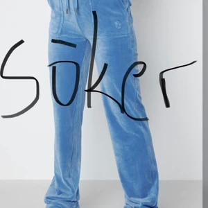 SÖKER JUICY COUTURE BYXOR - SÖKER ett par juicy couture byxor i storlek xxs. Färg spelar inte jättestor roll. Helst mellan 400-850 men pris kan diskuterasmen. Är intresserad av modellen som är på bilden. Om ni har ett par skriv gärna till mig💗