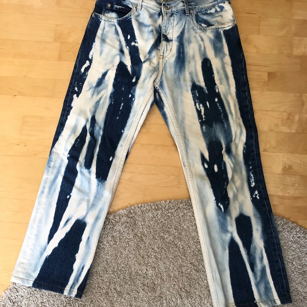 Säljer dessa coola jeans från Helmut Lang i storlek 32.   Använda fåtal gånger så fint skick! Pris: 750kr, nypris 2900kr! . Jeans & Byxor.