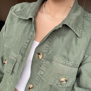 grön jeansjacka - grön jeansjacka från zara!! lite oversized i modellen💞💞 pris går att diskutera
