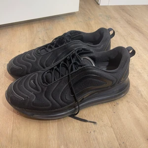 Nike Airmax 720 | Storlek 47 passar 46 - Haft dem i ett par månader men har ingen plats för dem längre😕 det finns en liten repa på dem som ni ser på bilden.    Slutsålda överallt denna modellen. 