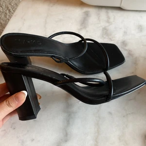 NAKD KLACKSKOR - Slitna på själva klacken inget man märker av. Storlek 37 de är tyvärr lite för små för mig därav har jag ingen bild med de på💖