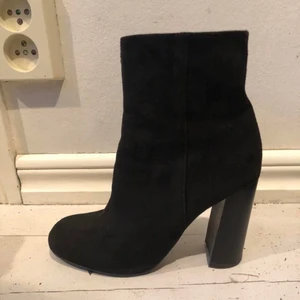 Tony Bianco stl 37 boots - Klackboots från Tony Bianco i stl 37. Gott skick då klacken är något för hög för mig så har inte använt de så mycket. Svart äkta mocka! Sjukt snygga, jag önskar att jag kunde gå i dem😍✨