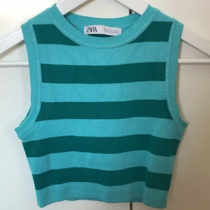 Zara tröja - Dethär är ett fint linne från zara som tyvärr inte kommer till användning längre. Den är i mycket bra skick, hör gärna av dig för frågor eller fler bilder❤️ frakten ingår i priset!