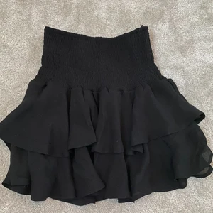 shein  volang kjol  - Säljer då den inte kommer till användning jätte fin. Den är i stl S men skulle säga att den passar på xs oxå.  lånad bild❌❌❌❌