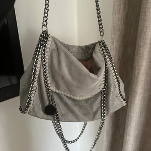 liknande stella mccartney väska - säljer denna liknande stella mccartney väskan i fint skick!! bud på 700