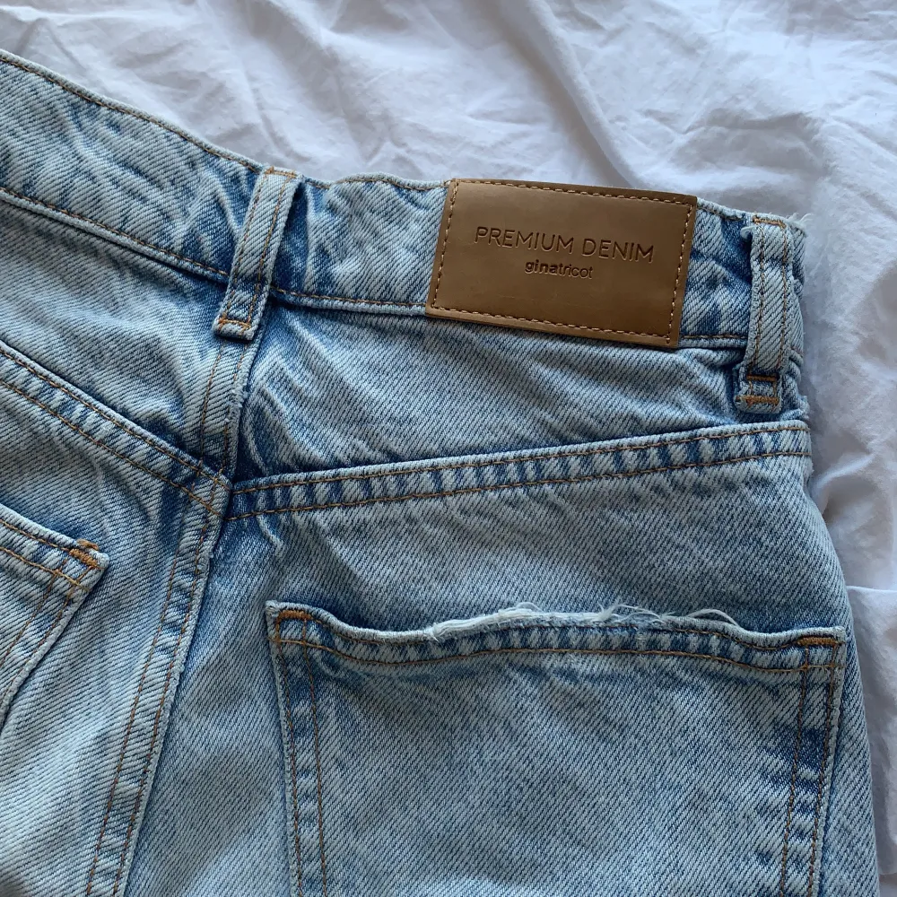 Ett par Gina jeans i stl 30. Är använda många gånger men skulle säga att dem är i fint skick. Säljer på grund av att dem inte längre kommer till användning. Köpta för 700kr. Köparen står för frakt!. Jeans & Byxor.