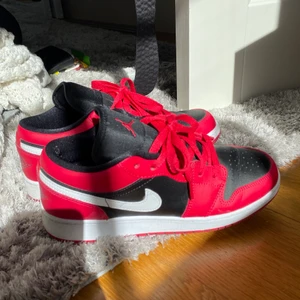 Jordan 1 Low, storlek 39 - Näst intill oanvända. Kör budgivning tills på måndag, återkommer med frakt. Kan annars mötas upp i stockholm.