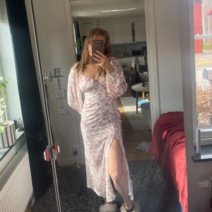 Fin sommarklänning - En fin sommarklänning, säljer pga för liten! Pris: 200kr+frakt