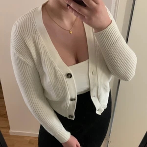 Kofta, lager 157, strl M - Söt stickad kofta från lager 157! Storlek M på denna! Passar ju alla mellan xs-L beroende på hur man vill att den sitter. Jag är en L på bilden och den sitter lite tightare på mig. Antigen kofta som på bilden eller knäpp den och ha som en tröja😻 denna är använd, men sparsamt, fint skick.